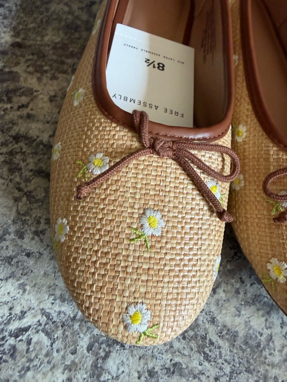 Free assembly Tan Straw Ballet Flats with Dainty Daisy Embroidery - Picture 4 of 11